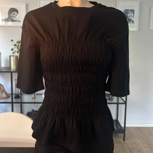 Smockad topp  - Smockad topp från Other stories SLUTSÅLD.     Grövre material än den från hm vilket får den att kännas mer lyxig. 