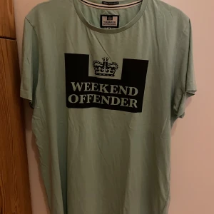 Weekend Offender t shirt - Blivit för liten för mig. Riktigt snygg färg. Vill bli av med den, kom med prisförslag om priset inte redan lockar.