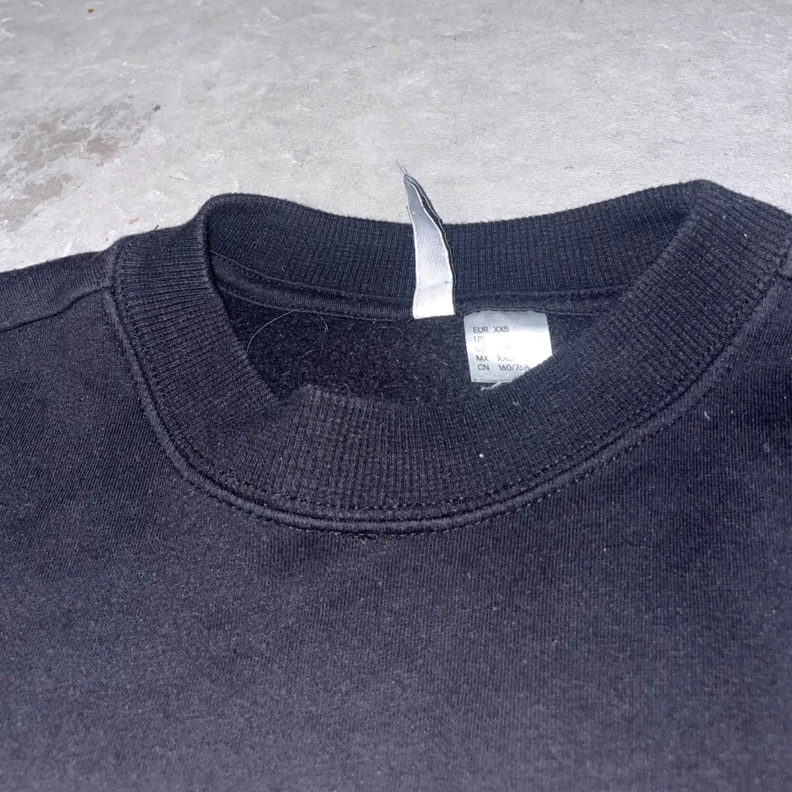 Svart croppad sweatshirt från H&M - 3