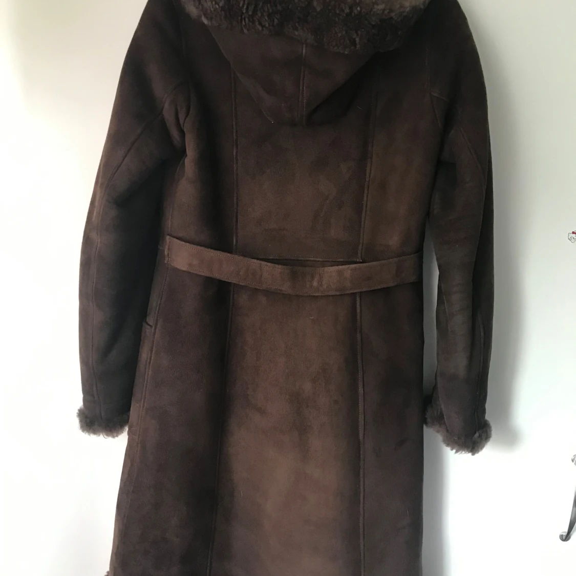 Brun lång pälsjacka med huva - 1