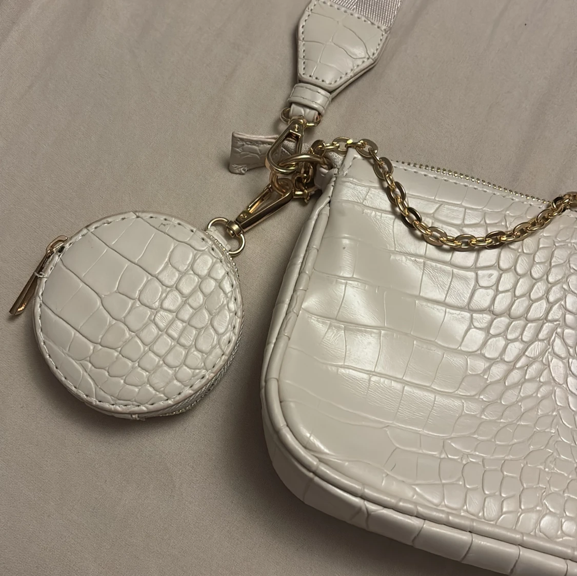 Vit axelväska med krokopräglat mönster - 1