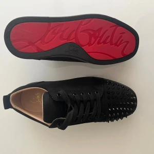 Christian Louboutin svarta sneakers med nitar - Skorna är 43 men passar även 44. Priset börjar på 2000 men kan sänkas via dm