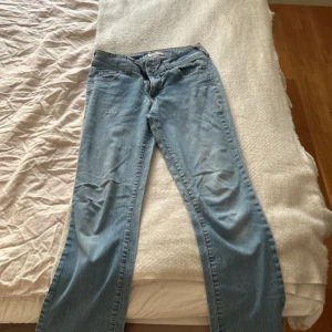 Jeans - Köpta begagnat men passade mig inte. Väldigt sköna i tyget och sitter bekvämt.