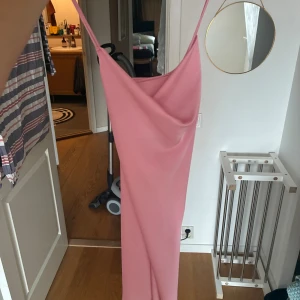 Rosa klänning  - Superfin rosa klänning från Monki i storlek XS. Aldrig använd jättefint skick! 🩷🩷