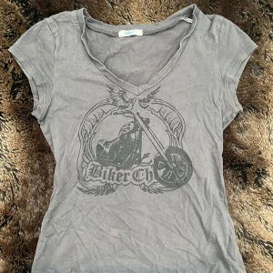 Fin grå topp - Fin grå topp köpt second hand. Har en liten foundation fläck, men går mest troligt att tvätta bort. Har inte riktigt blivit andvänd, så säljer. Diskuterar inte priset❤️❤️❤️