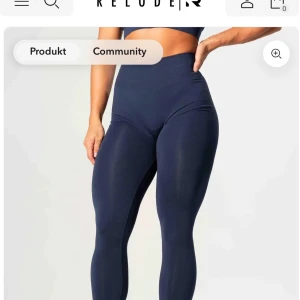 Relodes prime scrunch leggings i mörk blå - Supersnygga mörkblå leggings från Relode med hög midja och bred resår med logga. Tight passform som framhäver formerna och sitter skönt vid träning. Tillverkade i stretchigt syntetmaterial som andas och ger bra stöd. Lite noppriga vid rumpan(se sista bild) men annars bra skick. Säljer endast för jag har likadana i annan färg. Nypris 700. 💕💕🫰