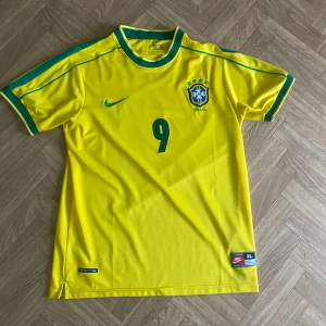 Brasilien VM 1998 - Ronaldo #9 - Klassisk fotbollströja och en legendarisk spelare på ryggen. Tröjan är i XL men passar mer som en L
