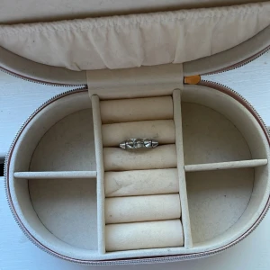 Edbladring med nitar  silver - Säljer denna fina ringen från Edblad. Ringen är i ett mycket bra skick! Den har 5 nitar på sig och har inga märken på att den är använd! Storleken är 16.00! Skriv för fler bilder. Pris kan diskuteras!