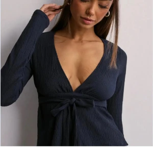 Mörkblå topp Nelly - Säljer en mörkblå topp från Nelly! 🫶 den är i stl xs. Kom med prisförslag!