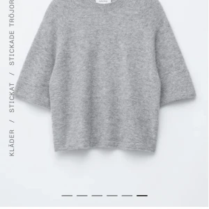 kortärmad stickad other stories tröja - jättefin populär grå stickad tröja från other stories, säljer för att den är lite för stor för mig. nypris aldrig använd, skriv för frågor!! 790kr säljer för 650 för den är helt ny men pris kan diskuteras!☺️(förlåt för dåligt ljus på sista bilden)