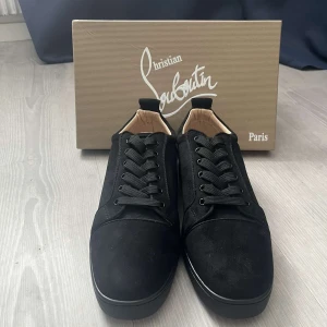 Christian Louboutin  - 🔥 Christian Louboutin Sneakers – Storlek 43 Stilrena och lyxiga sneakers i svart  mocka med den ikoniska röda sulan och broderad logotyp på hälen. Skorna är i mycket fint skick och levereras med originalkartong. Perfekta för dig som vill sticka ut med klass och komfort! 👟✨tveka inte och diskutera pris 🤩 📦 Skickas ut idag!  🧵 Material: mocka  🎨 Färg: svart  📏 Storlek: EU 43 💥 Röd sula – signatur från Louboutin ⚡️ Broderad logga bak 📦 Originalkartong medföljer 🚚 Snabb leverans – skickas samma dag! 