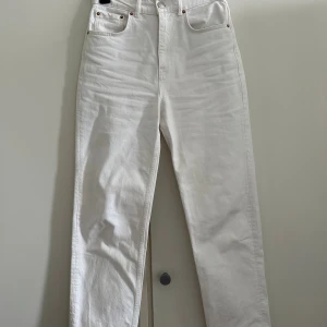 Vita jeans  - Snygga vita jeans från g perfect jeans i klassisk femficksmodell. Snyggt losefit modell i storlek 34.