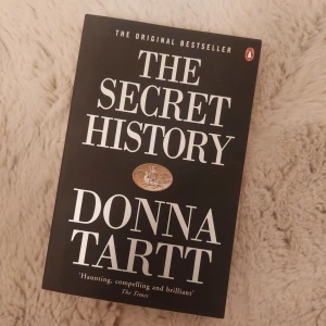 The Secret History - Engelska, nyskick. En modern klassiker! Följ en grupp smarta outsiders på ett elitcollege där gränserna för moral suddas ut.