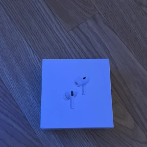 AirPods Pro 2nd generation (USB-C) - Säljer ett par helt nya (oöppnade) AirPods Pro 2nd generation med MagSafe-laddningsetui (Aktiv brusreducering och transparensläge)