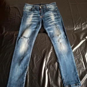 Dsq2 jeans  - Dsq2 jeans storlek 46 i bra skick. Sök på dsqueareds hemsida för att kolla vad storleken motsvarar 😊