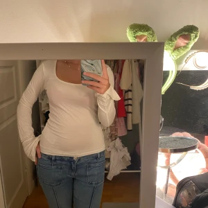 Vit långärmad tröja Gina Tricot  - Säljer en vit långärmad topp med snyggt fyrkantigt halsringning och trumpetärmar. 