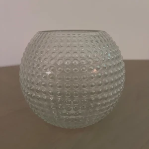 Rund vas från Nille - Rund vas från Nille med små bubblor detaljer.