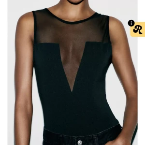 Svart mesh body med djup v-ringning - Populär och slutsåld body från Zara,aldrig andvänd 