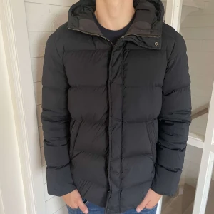 J.Lindeberg vinterjacka - En riktugt snygg J.Lindeberg Vinterjacka i storlek M, killen på bilden är 184. Det fins ett litet hål på insidan av jackan (skriv för bild). Hör av er vid fler frågor, pris kan diskuteras vid smidig affär