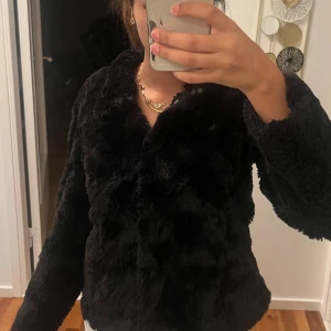 Faux fur jacka - Sypermysig svart faux fur jacka från Vero Moda i mycket bra skick. Jackan har långa ärmar och stängs med tryckknappar. Den är helt felfri och perfekt för hösten/vintern.