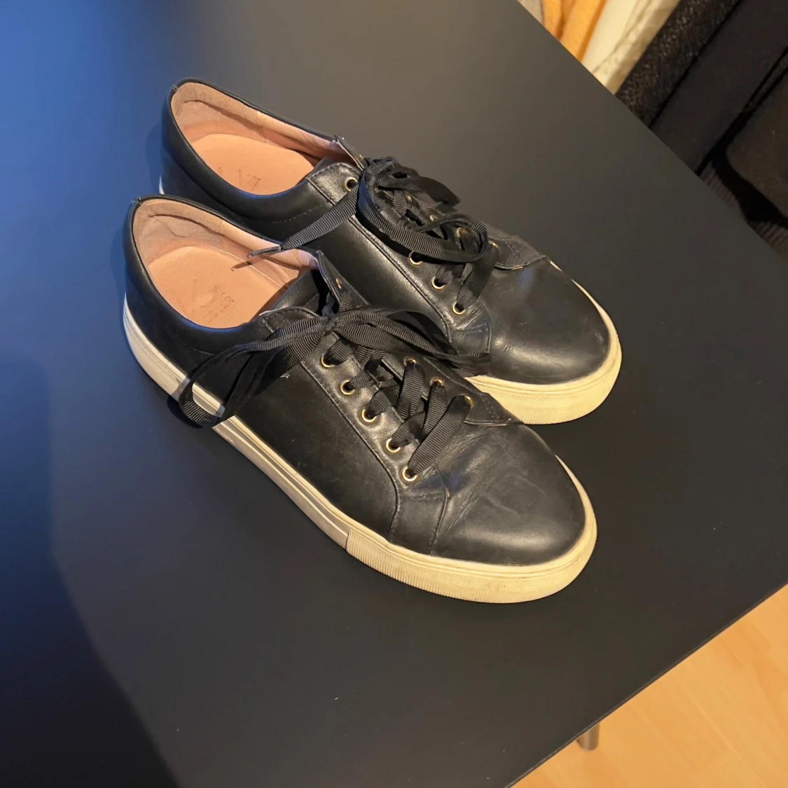 Svarta sneakers från K Cobler