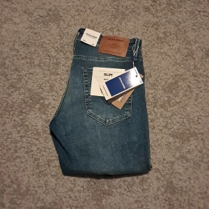 Blå J&J jeans - Helt nya Jack and Jones jeans modell slim glenn i snygg blå färg! Kontakta mig gärna vid frågor och pris är ej fast🍂🍂