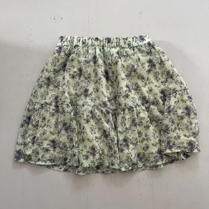 Blommig kortkjol från Creamie - Supersöt kortkjol från Creamie. Barnstorlek 134 men passar mig som en XS. Resår och justerbara midja. Köptes på en outlet för 300kr. Skick 10/10, endast använd ett fåtal gånger. 
