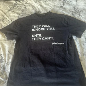 Palm Angels Tshirt  - En Palm Angels tshirt, med text och tryck. Sitter löst