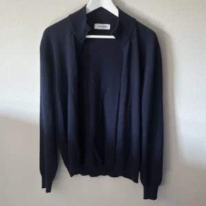 Gran Sasso zip - Snygg mörkblå kofta från Gran Sasso med klassisk krage och långärmad design. Tillverkad i mjukt stickat material som ger en clean och stilren look. Perfekt för dig som gillar italiensk design och vill ha något som funkar till jeans eller chinos.