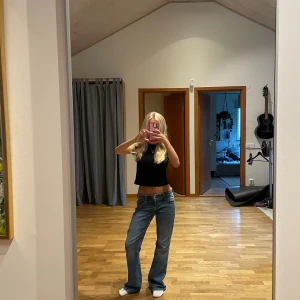 Lågmidjade jeans  - Snygga och sköna bootcut jeans från Gina Tricot med låg midja och coola fickor. Storlek 158 Young men passar en xs/24W. Skriv vid frågor om mått eller annat💕