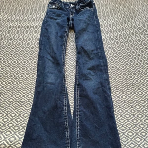 Mörkblå bootcut jeans med kontrastsömmar - Jeans från Gina som är bootcut. Super snygga och väldigt fint skick. Storlek är 146. Supper snygga nu till hösten o vintern😍ny pris 350