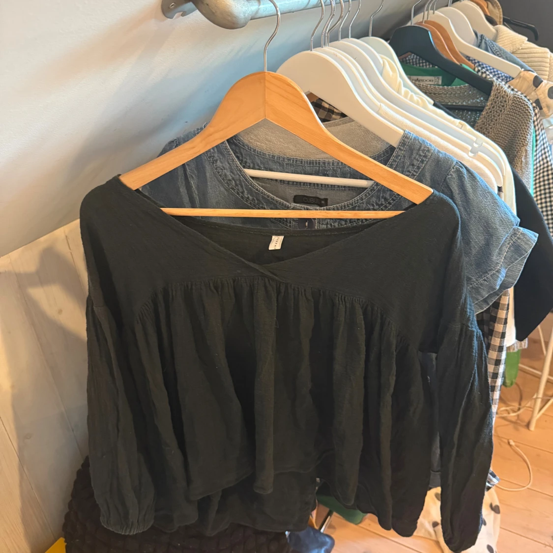 Svart blus med vida ärmar