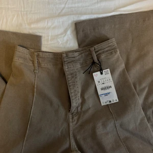 Beige wide leg jeans från Zara - Snygga beige jeans från Zara, helt oanvända med prislappen kvar på.