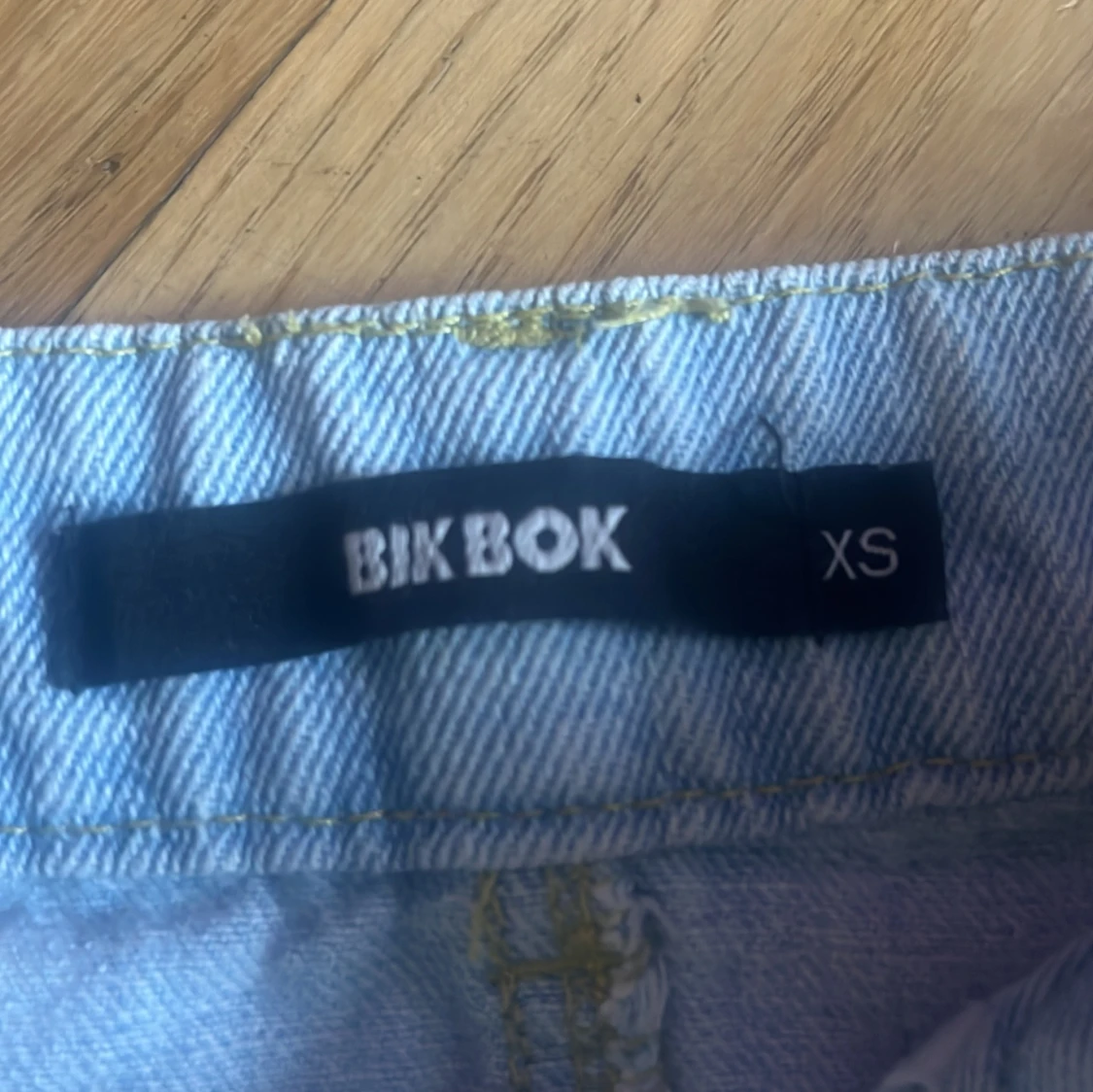 Ljusblå jeanskjol med dragkedja XS - 4