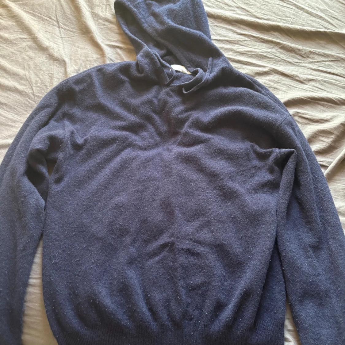 Mörkblå hoodie från Carmés i ull (cashmir)