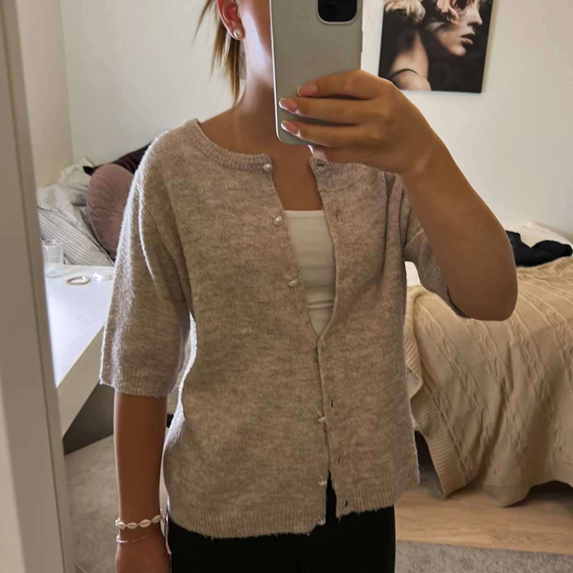 Beige kofta med pärlknappar från 157 - 2