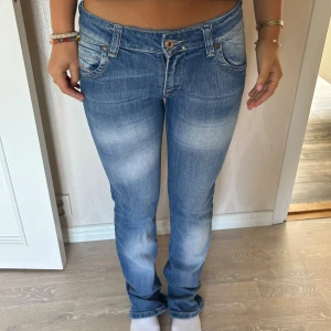 Diesel jeans - Skiit snygga jeans från Diesel!! De är i size 29 men passar någon som har xxs-xs och är tajta  så ser därför inte jätte bootcut ut på modellen. Innerben: 80 cm, midja rakt över: 39 cm Kom privat för fler mått eller frågor🥰