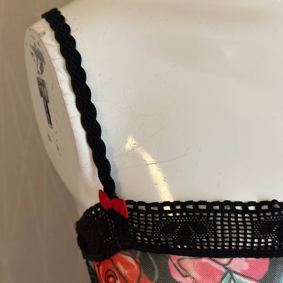 Blommig mesh linnetopp med spets - 1