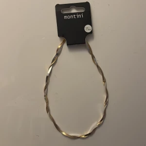 Tvinnat halsband i guld och silver - Snyggt halsband från Montini med tvinnad design i både guld- och silverfärg. Kedjan har en platt, glansig yta som ger ett modernt och stilrent intryck. pris går att diskutera💕