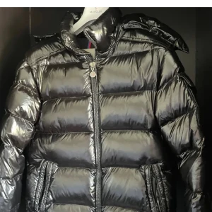 Svart Moncler Maya - Riktigt fet jacka från Moncler