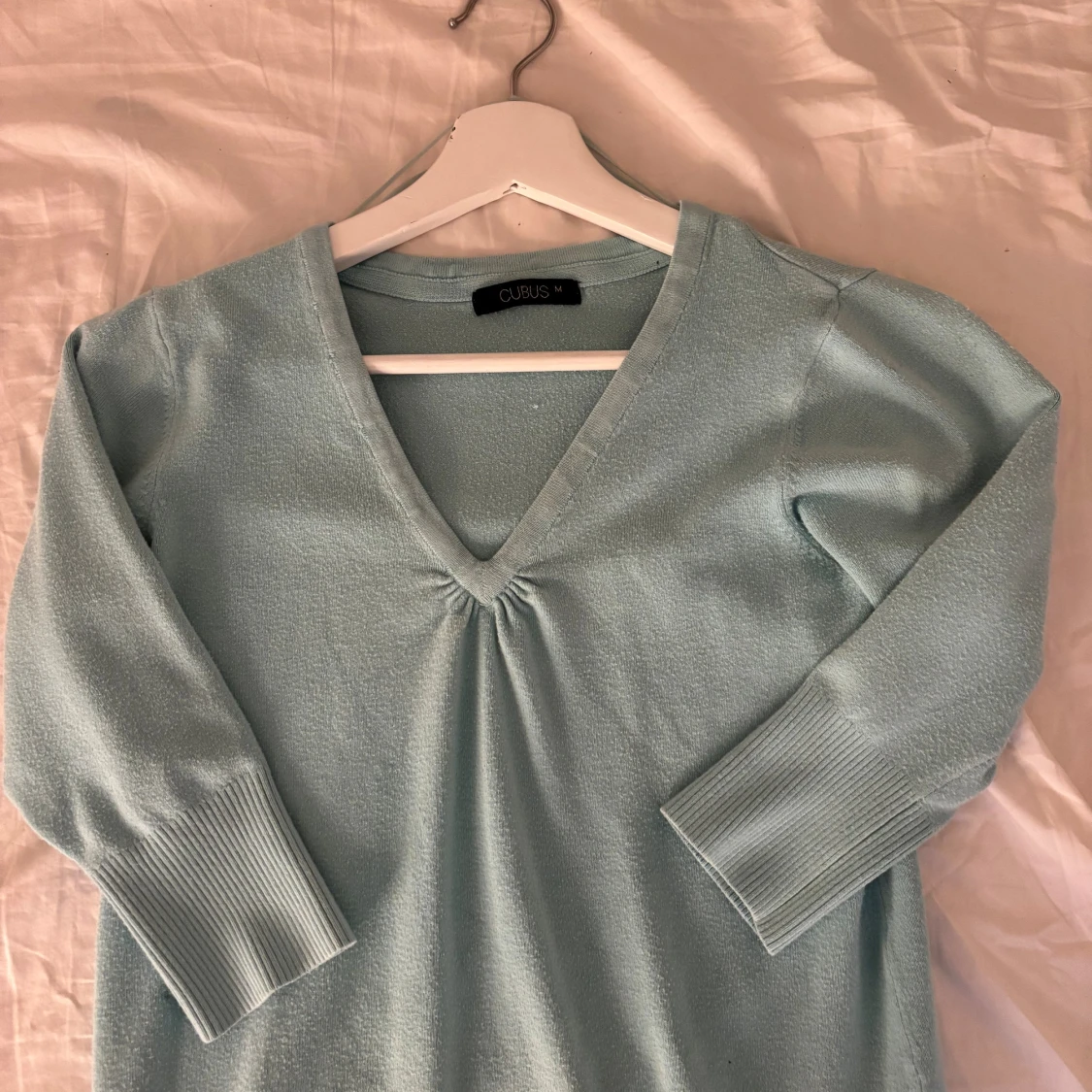 Ljusblå v-ringad tröja från Cubus - 1