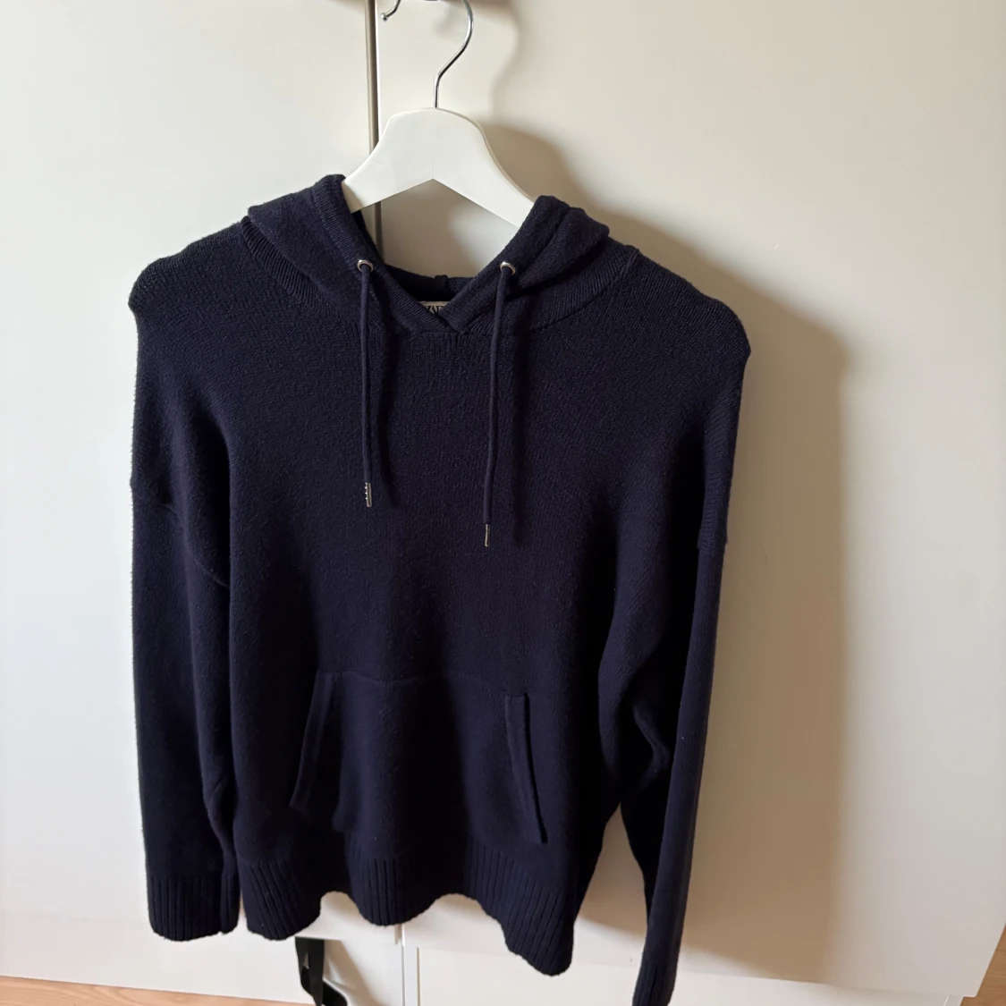 Mörkblå stickad hoodie från Zara