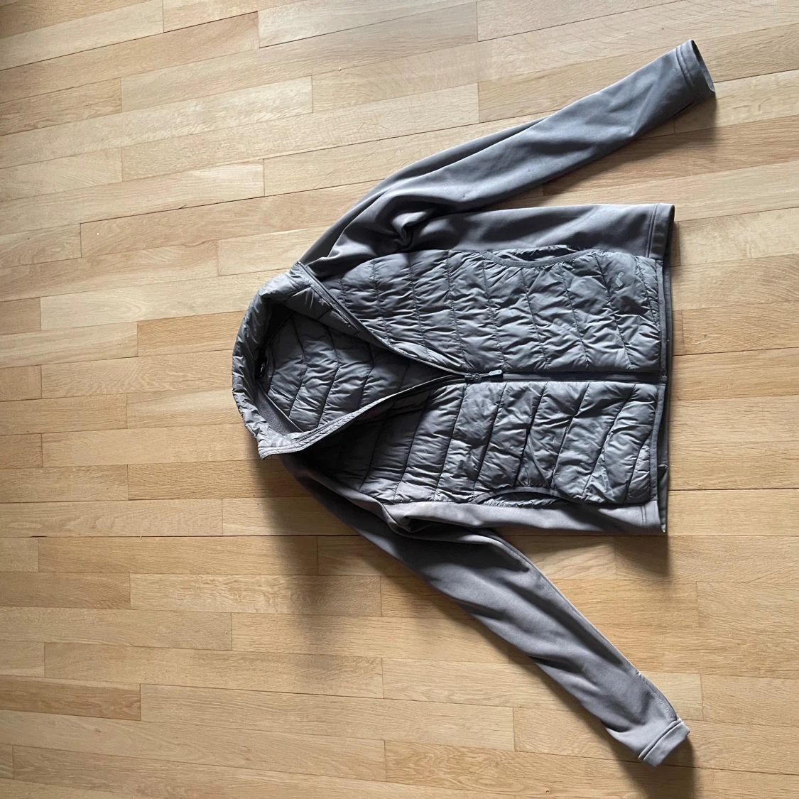 Grå quiltad pufferjacka med dragkedja - 3