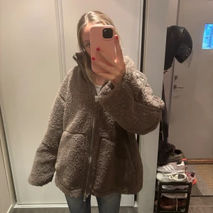 Brun teddyjacka  - Trendig och varm teddyjacka från HM