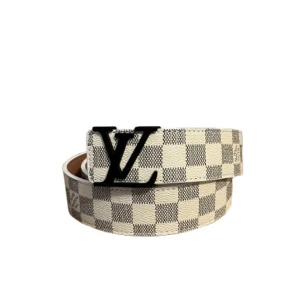 Louis Vuitton  bälte  - Snyggt bälte från Louis Vuitton med klassiskt rutigt mönster i beige och grått. Bältet har ett stilrent svart LV-spänne som ger en lyxig känsla. Perfekt accessoar för att lyfta din outfit med en exklusiv touch.