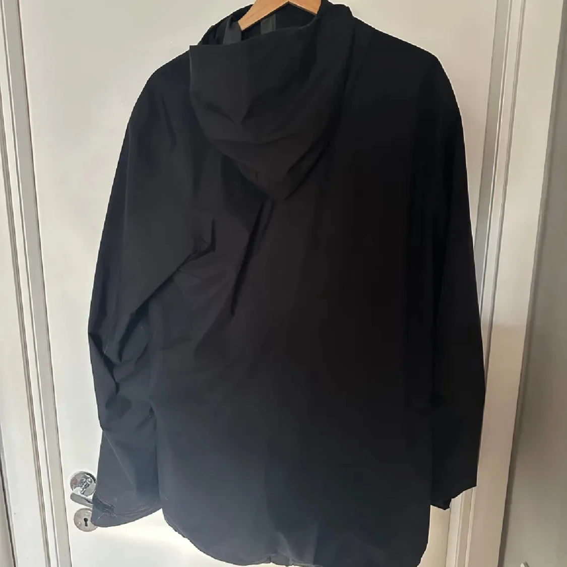 Svart vindjacka från Haglöfs med huva - 1