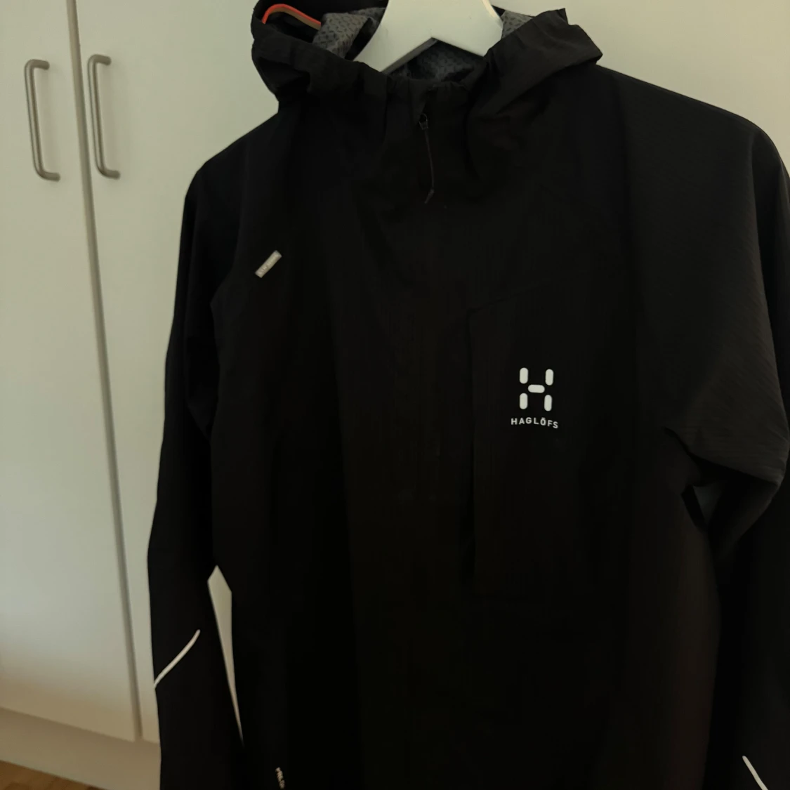 Svart vindjacka från Haglöfs med huva - 1