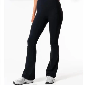 Relode clean flared tights  - Använda 2-3 gånger då de är för små för mig. Storlek xxs och längd petite.