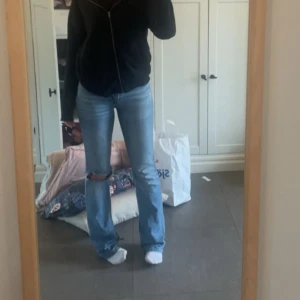 Ljusblå raka jeans med slitning - Säljer ett par ljusblå jeans med rak passform med  slitning på ena knät. 🩷