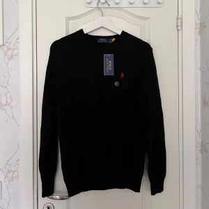 Stickad Ralph Lauren tröja - Säljer denna enormt feta Polo Ralph Lauren Stickade tröja i toppenskick 10/10✅ Ny med prislapp och påse. Hör gärna av dig vid frågor eller intressen😊